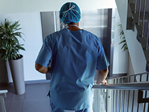 41623 doctor walking