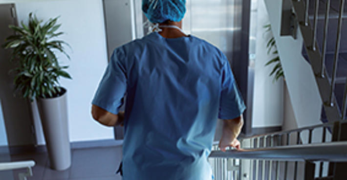 41623 doctor walking