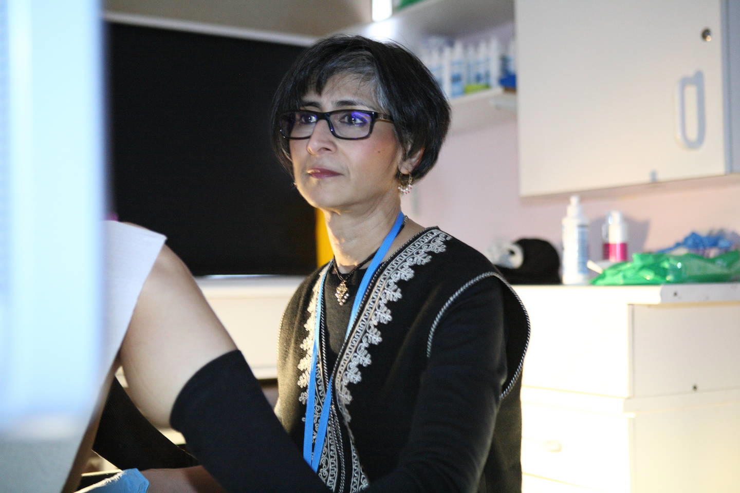 Female consultant with patient 10053