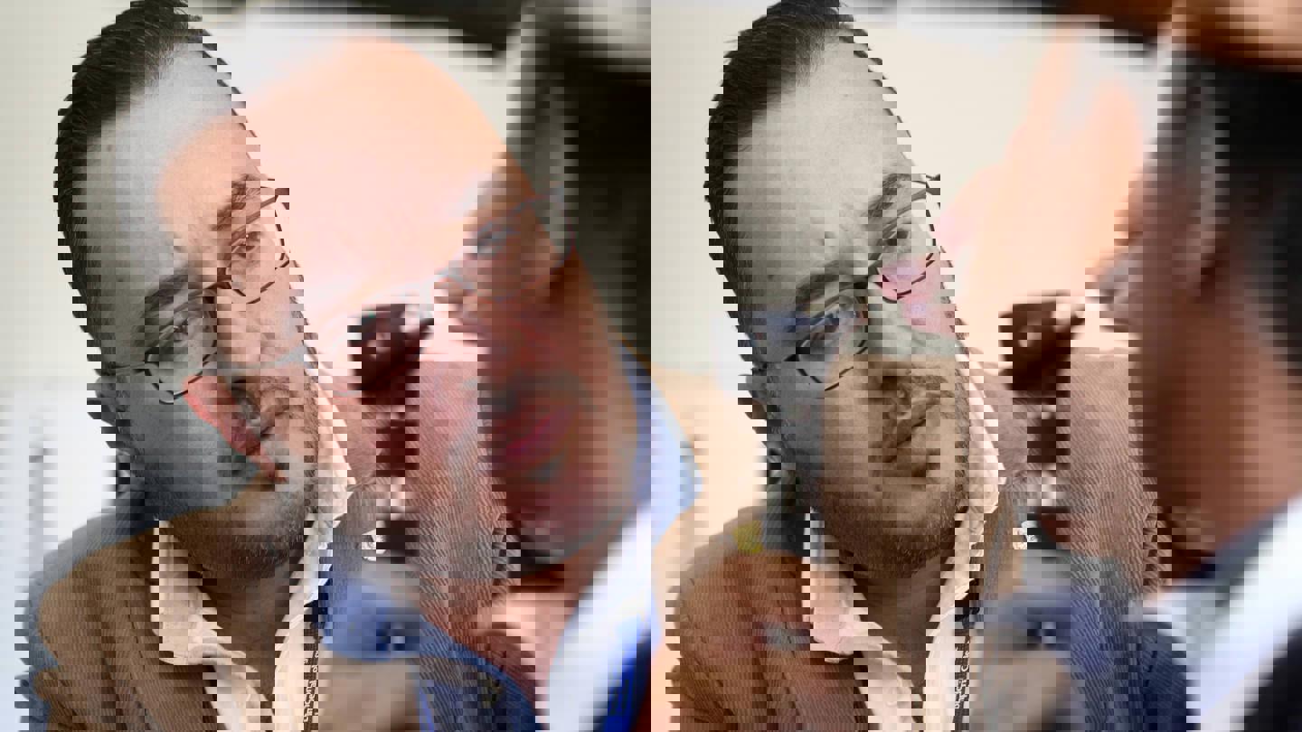 Male consultant with patient 10755