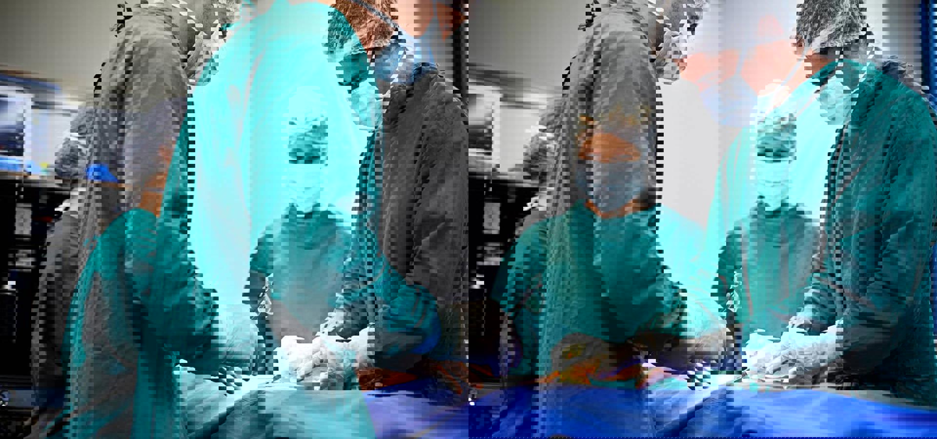 Surgeons operating 28814 8