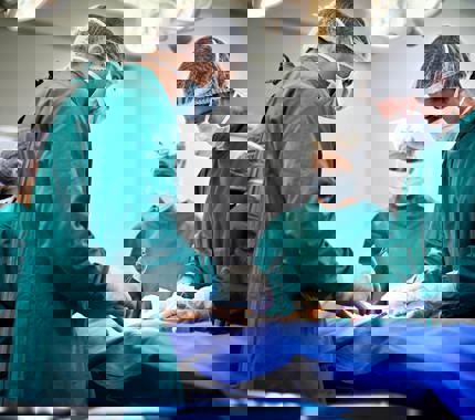 Surgeons operating 28814 8